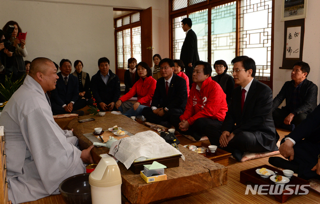 【창원=뉴시스】차용현 기자 = 23일 오후 4.3 국회의원 보궐선거 지원유세에 나선 자유한국당 황교안 대표가 강기윤 후보와 함께 경남 창원시 성산구에 위치한 성주사를 찾아 총무스님과 다과를 놓고 대화를 하고 있다. 2019.03.23.&nbsp;&nbsp;&nbsp; con@newsis.com