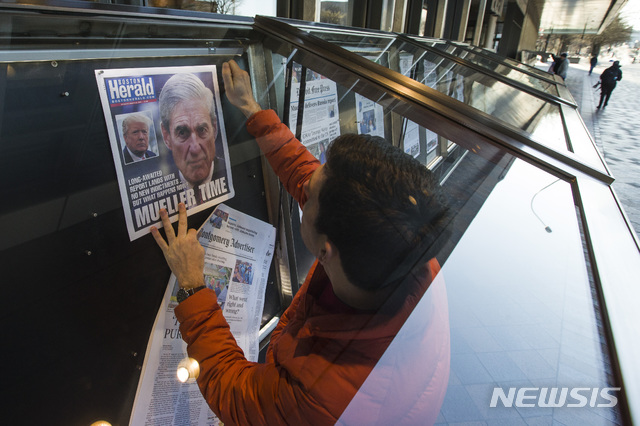 【워싱턴 = AP/뉴시스】 워싱턴 시내의 한 게시판에 23일(현지시간) 뮬러특검의 트럼프-러시아 관련 수사보고서에 관한 23일자 전국 신문의 1면이 게시되고 있다. 특검은 트럼프대통령의 재임기간 내내 그를 괴롭혔던 논란 많은 러시아 선거개입, 트럼프와의 내통설 등에 대해 이렇다할 새로운 혐의를 추가하지 못한 채 수사를 종결했다.   