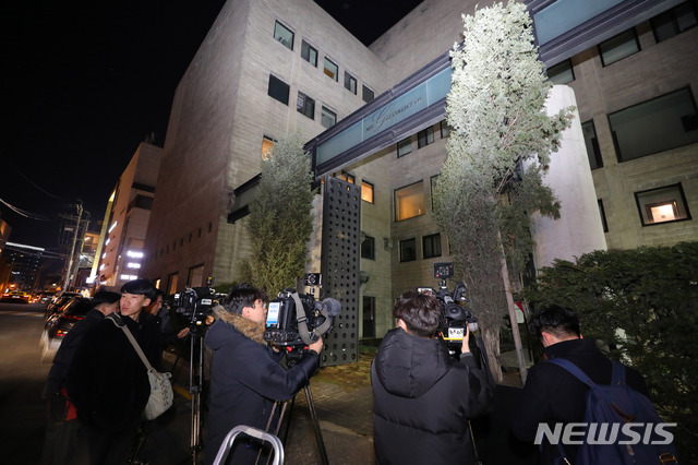 【서울=뉴시스】배훈식 기자 = 이부진 호텔신라 사장의 프로포폴 상습투약 의혹을 내사 중인 경찰이 23일 오후 서울 강남구 H성형외과의원에 대한 압수수색에 들어갔다. 사진은 이날 해당 병원 앞에서 대기중인 취재진 모습. 2019.03.23.&nbsp; dahora83@newsis.com