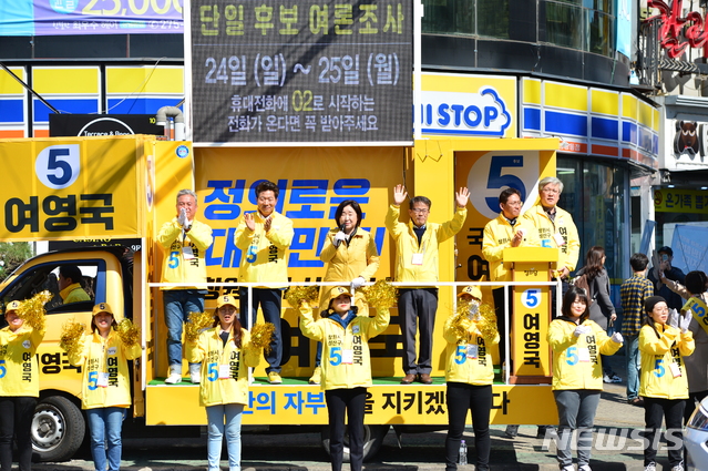 【창원=뉴시스】강경국 기자 = 4·3 국회의원 보궐선거의 공식 선거운동이 시작된 후 첫 주말인 24일 경남 창원시 성산구 상남시장 인근 사거리에서 정의당 여영국 후보가 심상정 의원과 함께 길거리 유세를 펼치고 있다. 2019.03.24. kgkang@newsis.com