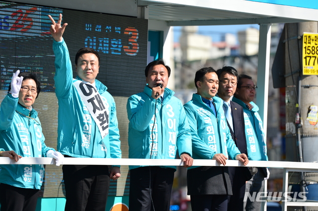 【창원=뉴시스】강경국 기자 = 4·3 국회의원 보궐선거의 공식 선거운동이 시작된 후 첫 주말인 24일 경남 창원시 성산구 상남시장 인근 사거리에서 바른미래당 이재환 후보가 손학규 대표와 함께 길거리 유세를 펼치고 있다. 2019.03.24. kgkang@newsis.com 