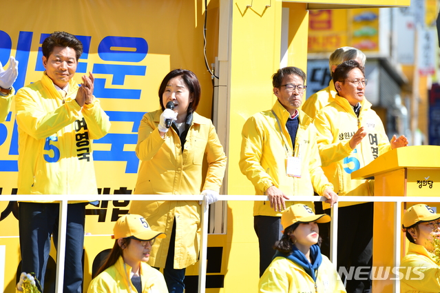 【창원=뉴시스】강경국 기자 = 4·3 국회의원 보궐선거의 공식 선거운동이 시작된 후 첫 주말인 24일 경남 창원시 성산구 상남시장 인근 사거리에서 정의당 여영국 후보가 심상정 의원과 함께 길거리 유세를 펼치고 있다. 2019.03.24. kgkang@newsis.com 