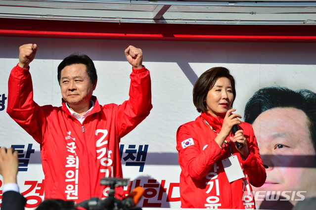 【창원=뉴시스】강경국 기자 = 4·3 국회의원 보궐선거의 공식 선거운동이 시작된 후 첫 주말인 24일 경남 창원시 성산구 상남시장 인근 사거리에서 자유한국당 강기윤 후보가 나경원 원내대표와 함께 길거리 유세를 펼치고 있다. 2019.03.24. kgkang@newsis.com