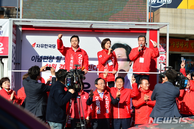 【창원=뉴시스】강경국 기자 = 4·3 국회의원 보궐선거의 공식 선거운동이 시작된 후 첫 주말인 24일 경남 창원시 성산구 상남시장 인근 사거리에서 자유한국당 강기윤 후보가 나경원 원내대표와 함께 길거리 유세를 펼치고 있다. 2019.03.24.&nbsp; kgkang@newsis.com 