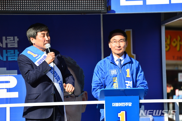 【창원=뉴시스】강경국 기자 = 4·3 국회의원 보궐선거의 공식 선거운동이 시작된 후 첫 주말인 24일 경남 창원시 성산구 상남시장 입구 건너편에서 더불어민주당 권민호 후보와 이종걸 의원이 함께 길거리 유세를 펼치고 있다. 2019.03.24. kgkang@newsis.com