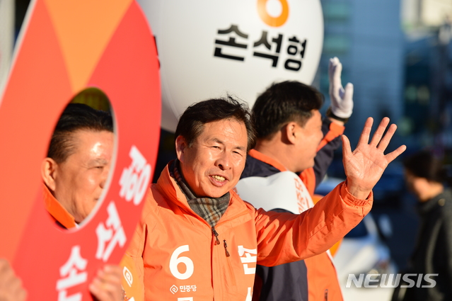 【창원=뉴시스】강경국 기자 = 4·3 국회의원 보궐선거의 공식 선거운동이 시작된 후 첫 주말인 24일 경남 창원시 성산구 상남시장 사거리 인근에서 민중당 손석형 후보가 거리 유세를 하고 있다. 2019.03.24. kgkang@newsis.com