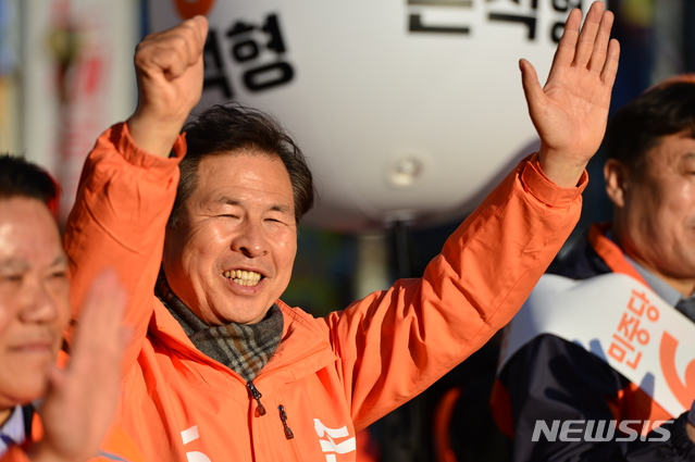 【창원=뉴시스】강경국 기자 = 4·3 국회의원 보궐선거의 공식 선거운동이 시작된 후 첫 주말인 24일 경남 창원시 성산구 상남시장 사거리 인근에서 민중당 손석형 후보가 거리 유세를 하고 있다. 2019.03.24. kgkang@newsis.com