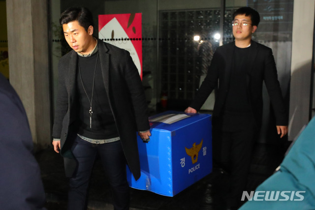 【서울=뉴시스】배훈식 기자 = 이부진 호텔신라 사장의 프로포폴 상습투약 의혹을 내사 중인 경찰이 지난 24일 새벽 서울 강남구 H성형외과의원에서 압수한 물품을 가져 나오고 있다. 2019.03.24. dahora83@newsis.com