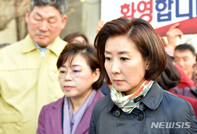 【포항=뉴시스】우종록 기자 = 자유한국당 나경원 원내대표가 24일 오전 경북 포항시 북구 흥해읍 지난 2017년 포항지진 피해를 본 대성아파트를 방문, 이강덕 포항시장으로부터 피해 상황에 대해 설명을 듣고 있다. 2019.03.24. wjr@newsis.com