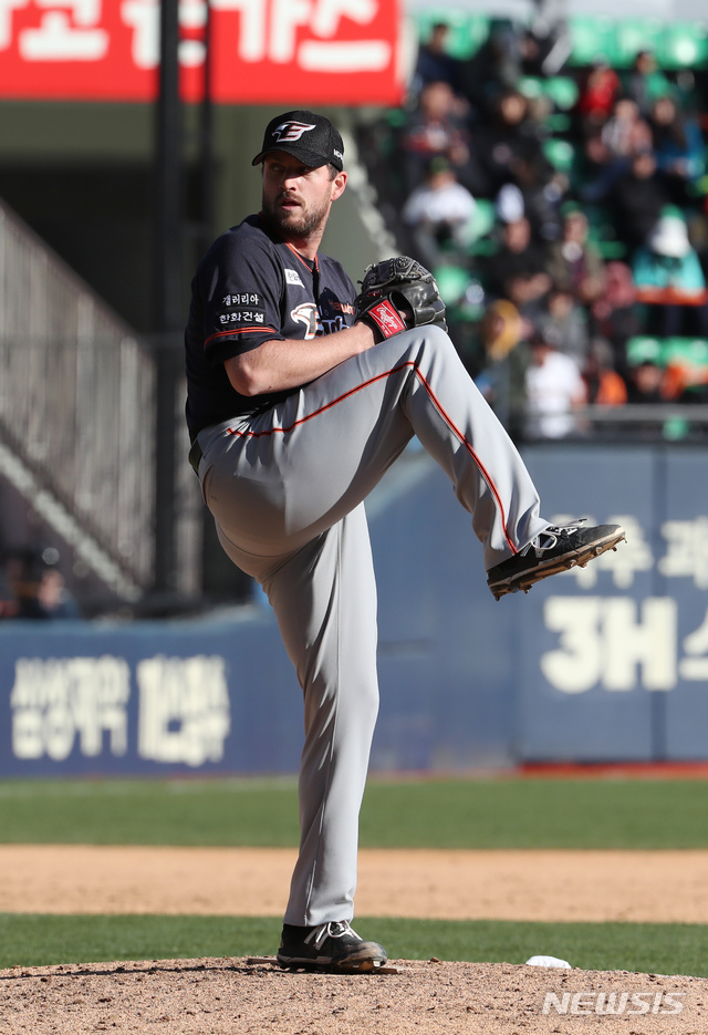 【서울=뉴시스】고승민 기자 = 24일 서울 잠실야구장에서 열린 2019 KBO 리그 한화 이글스 대 두산 베어스 경기, 8회말 두산 공격 한화 선발투수 채드벨이 역투하고 있다. 2019.03.24.kkssmm99@newsis.com