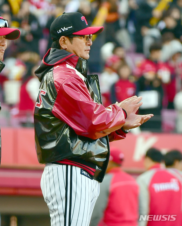 【광주=뉴시스】류형근 기자 = 24일 오후 광주 북구 광주-기아챔피언스필드에서 열린 2019프로야구 KIA 타이거즈 대 LG 트윈스의 경기, LG 류중일 감독이 9-3 승리를 거둔 선수에게 박수를 보내고 있다. 2019.03.24. hgryu@newsis.com