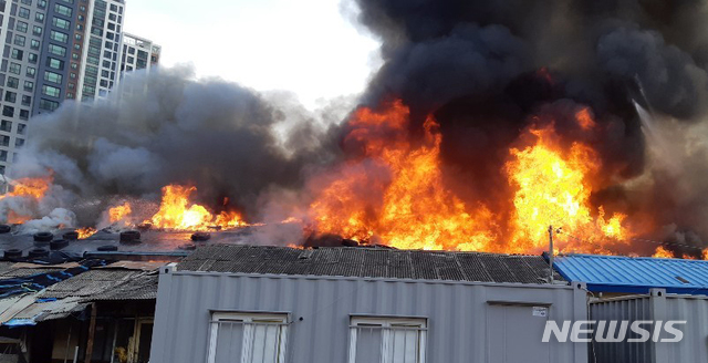 【부산=뉴시스】&nbsp; 25일 오전 7시 37분께 부산 연제구 거제동의 한 견본주택 뒤 재개발지역에서 원인이 밝혀지지 않은 불이 났다.2019.03.25. (사진=부산소방본부 제공)photo@newsis.com