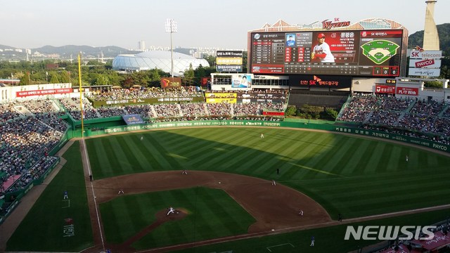 【서울=뉴시스】야구장이 경기를 즐기려는 관중들로 가득차 있다. 2019.03.25.(사진= 자생한방병원 제공)photo@newsis.com