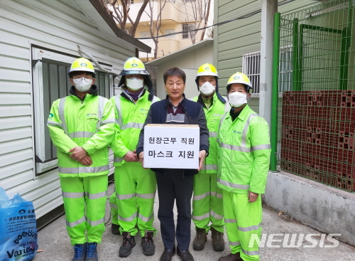 【서울=뉴시스】서울 도봉구 현장근무 직원 마스크 전달. 2019.03.25. (사진=도봉구 제공)