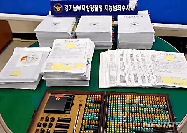 【수원=뉴시스】 조성필 기자 = 부동산 거래에 익숙지 않은 신혼부부 등을 상대로 허위 전세계약을 맺은 뒤 보증금을 가로챈 공인중개사 일당이 범행 당시 체결한 계약서. 2019.03.25 (사진=경기남부경찰청 제공) photo@newsis.com