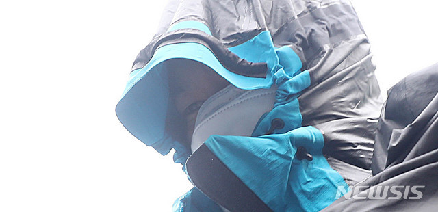 【안양=뉴시스】 추상철 기자 = '청담동 주식부자'로 불리는 이희진 씨의 부모를 살해한 혐의를 받는 김--씨가 지난 20일 오전 구속 전 피의자 심문(영장실질심사)를 받기 위해 경기 안양동안경찰서를 나서고 있는 모습. 2019.03.20. scchoo@newsis.com 