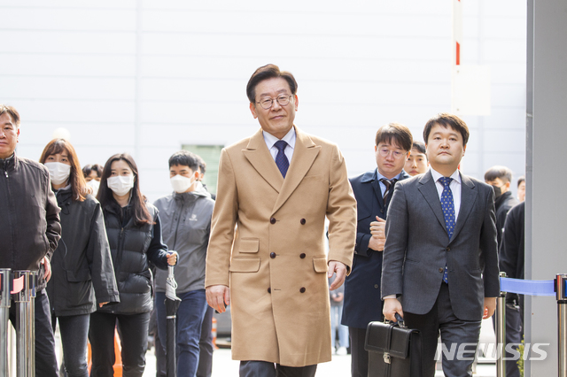 【수원=뉴시스】박다예 기자 = 이재명 경기도지사가 25일 13차 공판에 출석하기 위해 수원지법 성남지원에 나와 법정으로 들어가고 있다. 2019.03.25pdyes@naver.com