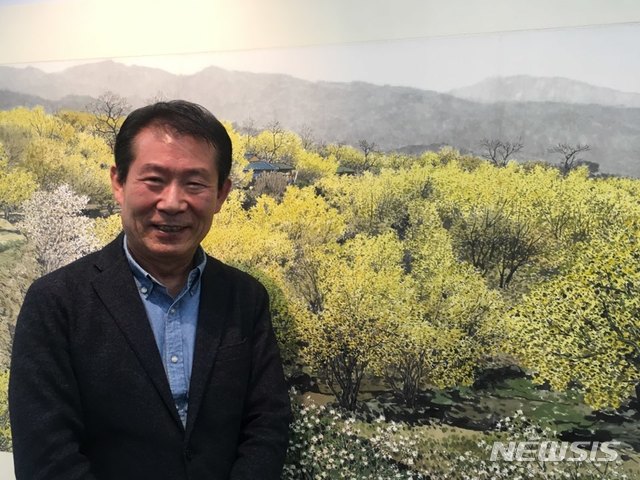 【서울=뉴시스】 박현주 미술전문기자 = 25일 오용길 화백이 노랗게 물든 산수유 그림앞에서 환한 표정으로 이야기를 하고 있다.