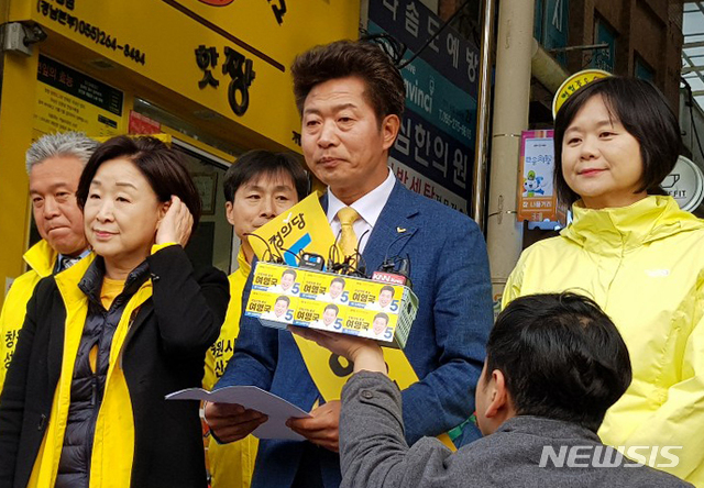 【창원=뉴시스】김기진 기자 = 경남 창원성산에서 치러지는 4·3 국회의원 보궐선거에서 민주진보 단일후보로 확정된 정의당 여영국 후보가 25일 반송시장에서 기자회견을 하고 있다. 2019.03.25. sky@newsis.com 