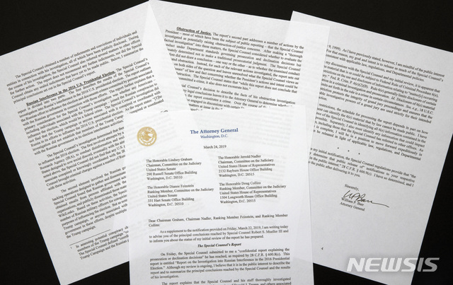  【워싱턴=AP/뉴시스】윌리엄 바 미 법무장관이 의회에 제출한 러시아의 2016년 미국 대선 개입 여부에 대한 로버트 뮬러 특검의 조사 보고서 요약분을 담은 서한의 복사본. 바 장관은 이 서한에서 도널드 트럼프 대통령 선거대책본부가 러시아와 공모했다는 혐의는 입증되지 못했다고 밝혔다. 낸시 펠로시 하원의장과 척 슈머 상원 민주당 원내대표는 그러나 바 장관이 중립적 관찰자가 아니라며 보고서의 완전한 공개를 촉구했다. 2019.3.25 