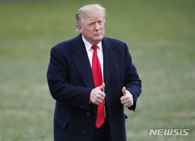 【워싱턴=AP/뉴시스】도널드 트럼프 대통령이 미 플로리다주 팜비치 개인 별장에서 주말을 보내고 24일(현지시간) 백악관으로 돌아와 전용 헬기에서 내리며 포즈를 취하고 있다. 미 법무부는 로버트 뮬러 특검팀의 특검 보고서에 지난 대선 당시 도널드 트럼프 캠프 측과 러시아 간 공모 사실을 찾지 못했다고 밝혔다.&nbsp; 민주당은 대법원까지 가겠다며 특검 자료의 전면 공개를 요구해 향후 대선 정국에서 폭풍이 이어질 전망이다. 2019.03.25. 