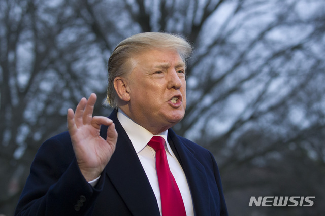 【워싱턴=AP/뉴시스】도널드 트럼프 대통령이 미 플로리다주 팜비치 개인 별장에서 주말을 보내고 24일(현지시간) 백악관으로 돌아와 기자들에게 연설하고 있다. 미 법무부는 로버트 뮬러 특검팀의 특검 보고서에 지난 대선 당시 도널드 트럼프 캠프 측과 러시아 간 공모 사실을 찾지 못했다고 밝혔다.  민주당은 대법원까지 가겠다며 특검 자료의 전면 공개를 요구해 향후 대선 정국에서 폭풍이 이어질 전망이다. 2019.03.25. 