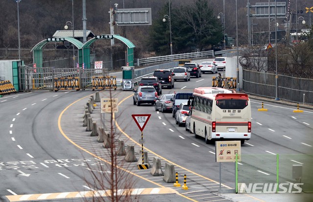 【파주=뉴시스】사진공동취재단 = 25일 오전 경기도 파주시 경의선 남북출입사무소에서 남북공동연락사무소 김창수 부소장이 탄 버스가 개성으로 향하고 있다. 2019.03.25.&nbsp; photo@newsis.com