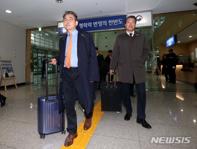 【파주=뉴시스】사진공동취재단 = 25일 오전 경기도 파주시 경의선 남북출입사무소에서 남북공동연락사무소 김창수 부소장이 출경하고 있다. 2019.03.25. photo@newsis.com