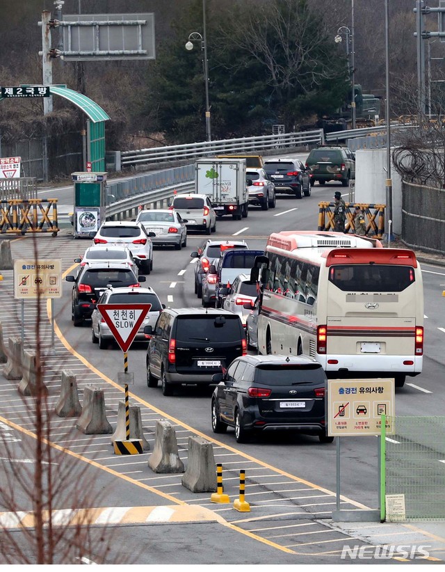 【파주=뉴시스】사진공동취재단 = 25일 오전 경기도 파주시 경의선 남북출입사무소에서 남북공동연락사무소 김창수 부소장이 탄 버스가 개성으로 향하고 있다. 2019.03.25. photo@newsis.com