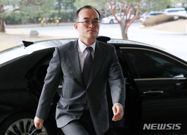 【서울=뉴시스】김진아 기자 = 문무일 검찰총장이 지난 25일 오전 서울 서초구 대검찰청으로 출근하고 있다. 2018.03.25. bluesoda@newsis.com