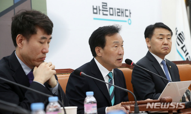 【서울=뉴시스】홍효식 기자 = 바른미래당 손학규 대표가 25일 오전 서울 여의도 국회에서 열린 최고위원회의에 참석해 모두발언을 하고 있다. 2019.03.25. yesphoto@newsis.com