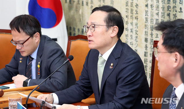 【서울=뉴시스】이종철 기자 = 25일 서울 여의도 국회에서 열린 더불어민주당 최고위원회의에서 홍영표 원내대표가 모두발언을 하고 있다. 2019.03.25. jc4321@newsis.com