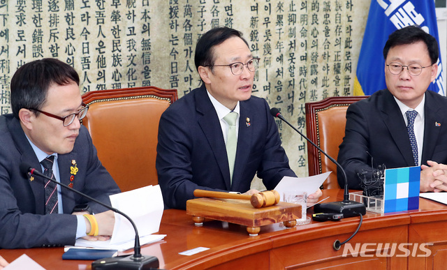 【서울=뉴시스】이종철 기자 = 25일 서울 여의도 국회에서 열린 더불어민주당 최고위원회의에서 홍영표 원내대표가 모두발언을 하고 있다. 2019.03.25.&nbsp; jc4321@newsis.com