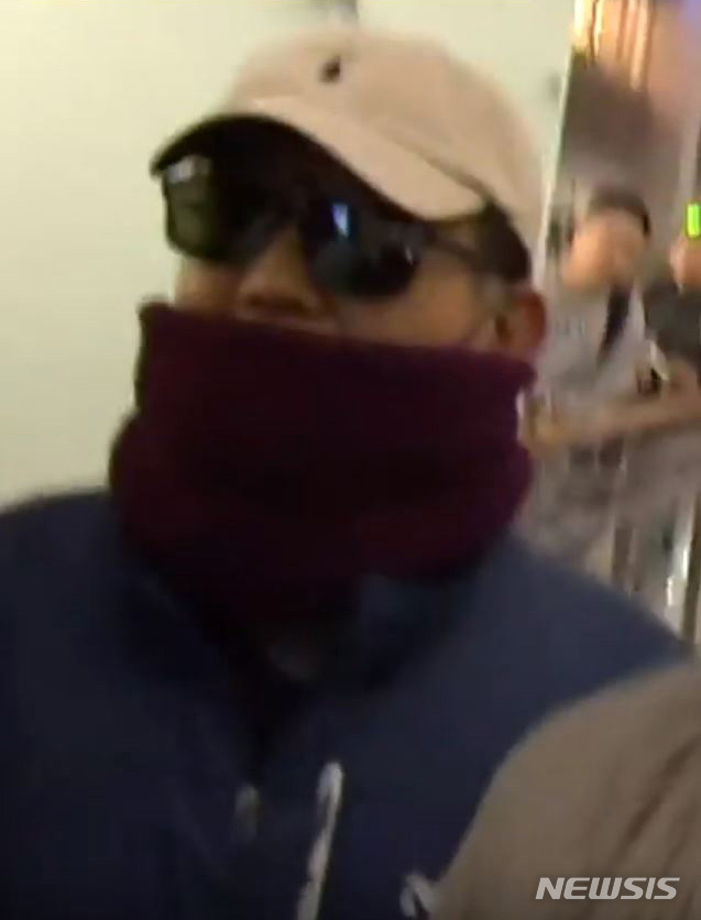 【서울=뉴시스】이영환 기자 = '별장 성접대 의혹'을 받고 있는 김학의 전 법무부 차관이 지난 22일 밤 인천공항에서 태국으로 출국을 시도하다 법무부 출입국심사대 심사 과정에서 출국을 제지당했다. 이후 대검찰청 과거사위원회 진상조사단 소속 검사가 급히 서면으로 김 전 차관 긴급출국금지를 지시해 김 전 차관은 출국을 하지 못한채 발길을 돌렸다. 2019.03.25.(사진=JTBC 영상 캡쳐)&nbsp; photo@newsis.com 