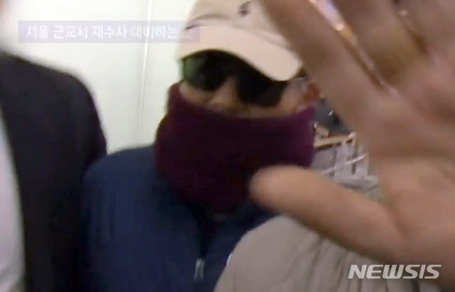 【서울=뉴시스】이영환 기자 = '별장 성접대 의혹'을 받고 있는 김학의 전 법무부 차관이 지난 22일 밤 인천공항에서 태국으로 출국을 시도하다 법무부 출입국심사대 심사 과정에서 출국을 제지당했다. 이후 대검찰청 과거사위원회 진상조사단 소속 검사가 급히 서면으로 김 전 차관 긴급출국금지를 지시해 김 전 차관은 출국을 하지 못한채 발길을 돌렸다. 2019.03.25.(사진=JTBC 영상 캡쳐)&nbsp; photo@newsis.com 