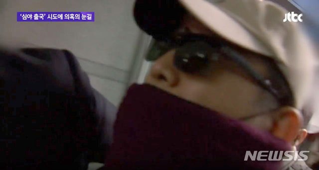 【서울=뉴시스】이영환 기자 = '별장 성접대 의혹'을 받고 있는 김학의 전 법무부 차관이 지난 22일 밤 인천공항에서 태국으로 출국을 시도하다 법무부 출입국심사대 심사 과정에서 출국을 제지당했다. 이후 대검찰청 과거사위원회 진상조사단 소속 검사가 급히 서면으로 김 전 차관 긴급출국금지를 지시해 김 전 차관은 출국을 하지 못한채 발길을 돌렸다. 2019.03.25.(사진=JTBC 영상 캡쳐)&nbsp; photo@newsis.com 