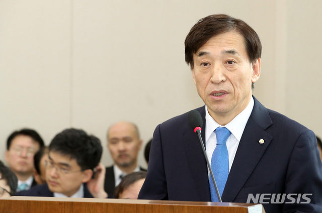 【서울=뉴시스】이종철 기자 = 25일 서울 여의도 국회에서 열린 기획재정위원회 전체회의에 출석한 이주열 한국은행 총재가 업무보고를 하고 있다. 2019.03.25. jc4321@newsis.com