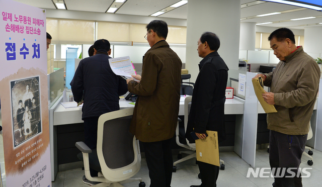 【광주=뉴시스】변재훈 기자 = 25일 오전 광주 서구 광주시청 1층 민원실에 광주·전남 지역 거주 국외 노무 동원 피해자와 유족들이 일제 전범기업 손해배상 집단소송 참여 접수를 하고 있다. 2019.03.25.&nbsp; wisdom21@newsis.com