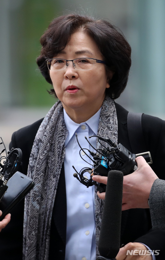 【서울=뉴시스】김선웅 기자 = 장관 재직 당시 블랙리스트를 작성해 직권남용 권리행사방해 혐의로 구속영장이 청구된 김은경 전 환경부 장관이 25일 서울 송파구 서울동부지법에서 열린 구속 전 피의자 심문(영장실질심사)에 출석하고 있다. 2019.03.25. mangusta@newsis.com