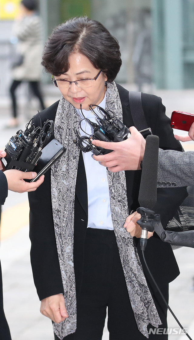 【서울=뉴시스】김선웅 기자 = 장관 재직 당시 블랙리스트를 작성해 직권남용 권리행사방해 혐의로 구속영장이 청구된 김은경 전 환경부 장관이 25일 서울 송파구 서울동부지법에서 열린 구속 전 피의자 심문(영장실질심사)에 출석하고 있다. 2019.03.25. mangusta@newsis.com