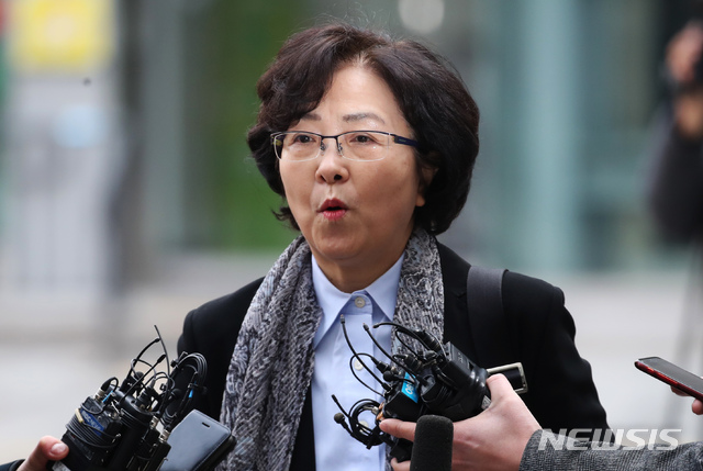 【서울=뉴시스】김선웅 기자 = 장관 재직 당시 블랙리스트를 작성해 직권남용 권리행사방해 혐의로 구속영장이 청구된 김은경 전 환경부 장관이 25일 서울 송파구 서울동부지법에서 열린 구속 전 피의자 심문(영장실질심사)에 출석하고 있다. 2019.03.25. mangusta@newsis.com