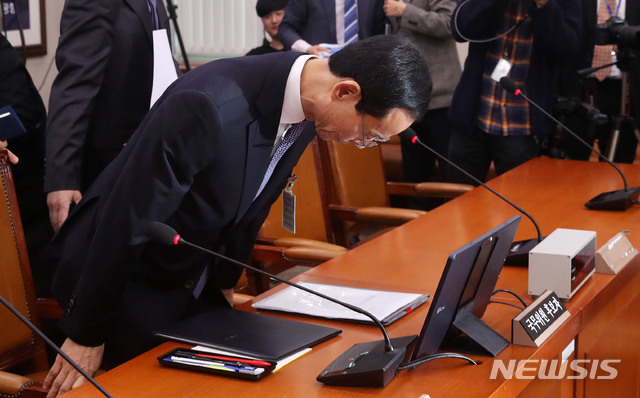 【서울=뉴시스】홍효식 기자 = 최정호 국토교통부 장관 후보자가 25일 서울 여의도 국회 본청 국토교통위원회 회의실에서 열린 인사청문회에서 자리에 앉고 있다. 2019.03.25. yesphoto@newsis.com