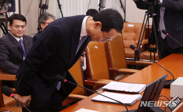 【서울=뉴시스】홍효식 기자 = 최정호 국토교통부 장관 후보자가 25일 서울 여의도 국회 본청 국토교통위원회 회의실에서 열린 인사청문회에서 인사말에 앞서 고개 숙여 인사하고 있다. 2019.03.25. yesphoto@newsis.com