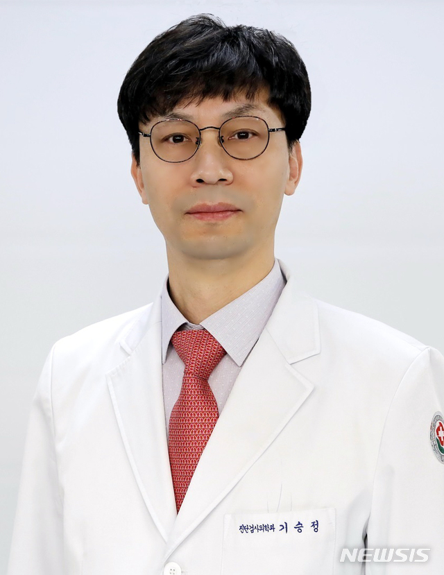 【광주=뉴시스】류형근 기자 = 전남대병원은 진단검사의학과 기승정 교수가 2014년부터 2016년까지 3년동안 호흡기내과의 폐결핵 의심 환자 3000여명을 대상으로 연구·분석한 결과 "결핵 퇴치를 위해 초기 검진 때 기존의 도말검사 대신 검진 성능이 뛰어난 자동화분자검사(Xpert)를 시행해야 한다"는 논문을 게재 했다고 25일 밝혔다. 2019.03.25. (사진=전남대병원 제공) photo@newsis.com