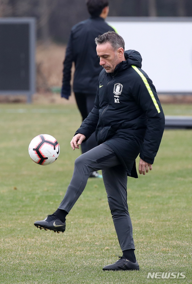 【파주=뉴시스】 고범준 기자 = 대한민국 축구 국가대표팀 파울루 벤투 감독이 콜롬비아와 A매치 평가전을 하루 앞두고 25일 오전 경기도 파주 NFC(축구국가대표 트레이닝센터)에서 트핑을 하고 있다. 2019.03.25.&nbsp; bjko@newsis.com