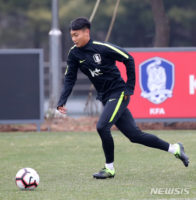 【파주=뉴시스】 고범준 기자 = 대한민국 축구 국가대표팀 백승호가 콜롬비아와 A매치 평가전을 하루 앞두고 25일 오전 경기도 파주 NFC(축구국가대표 트레이닝센터)에서 훈련을 하고 있다. 2019.03.25.&nbsp;&nbsp; bjko@newsis.com