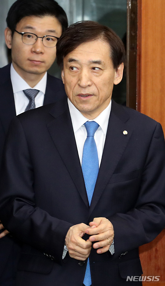 【서울=뉴시스】이종철 기자 = 25일 서울 여의도 국회에서 열린 기획재정위원회 전체회의에 출석한 이주열 한국은행 총재가 회의실로 입장하고 있다. 2019.03.25. jc4321@newsis.com 