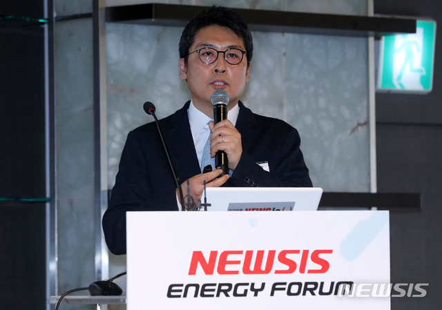 【서울=뉴시스】이영환 기자 = 이준호 한국전력공사 에너지신사업처장이 25일 오전 서울 중구 플라자호텔 다이아몬드홀에서 열린 '제1회 뉴시스 에너지포럼'에 참석해 혁신사례 발표를 하고 있다. 2019.03.25. 20hwan@newsis.com