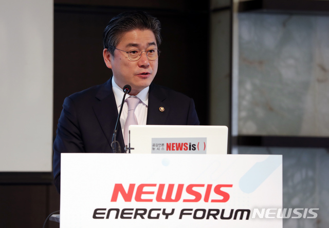 【서울=뉴시스】고승민 기자 = 25일 오전 서울 중구 플라자호텔에서 '에너지 혁신 성장'을 주제로 열린 제1회 뉴시스 에너지 포럼에서 정승일 산업통상자원부 차관이 축사를 하고 있다. 2019.03.25.&nbsp; kkssmm99@newsis.com