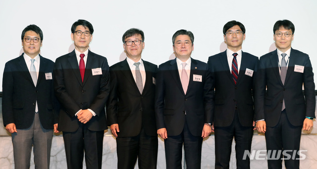 【서울=뉴시스】고승민 기자 = 25일 오전 서울 중구 플라자호텔에서 열린 제1회 뉴시스 에너지 포럼에서 이준호(왼쪽부터) 한국전력공사 에너지신사업처장, 조용성 에너지경제연구원장, 김형기 뉴시스 대표이사 사장, 정승일 산업통상자원부 차관, 이창선 한국가스공사 부장, 최연우 산업통상자원부 과장이 기념촬영하고 있다. 2019.03.25.kkssmm99@newsis.com